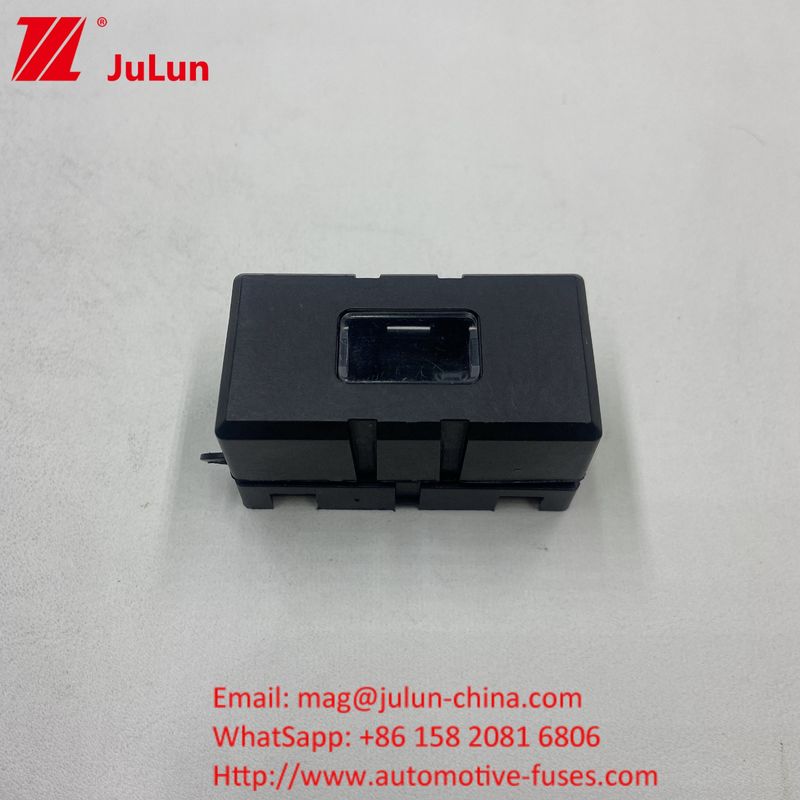 Carton Packing Car Fuse Holder for With Plug-in Fuses Max voltage 32VDC 58VDC 72VDC